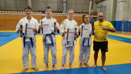 Judoisti na mednarodnih pripravah v Izoli uspešni tudi na izpitih za rjavi pas (4)